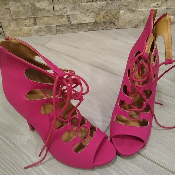 Pink heels with string - Picture 2 of 4